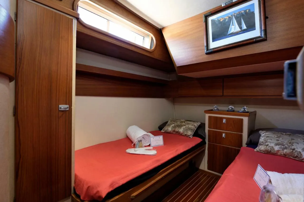 بوتيل فندق أرباتاكْسْفي  Blue II Yacht