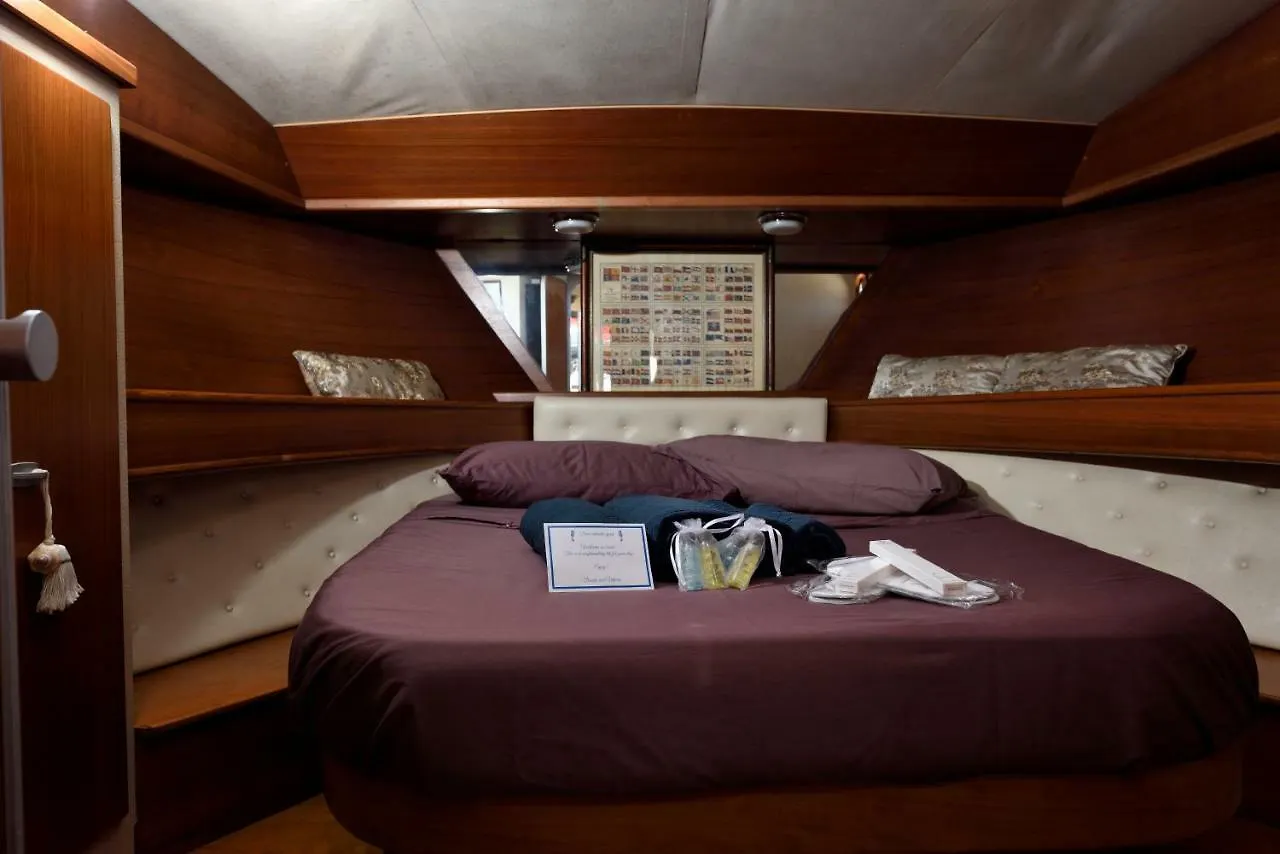 فندق أرباتاكْسْفي  Blue II Yacht 4*, أرباتاكْسْ