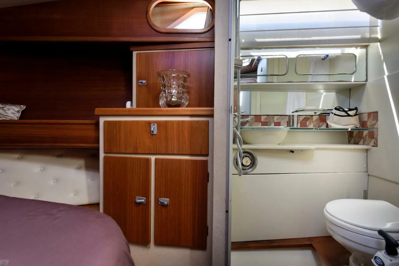 فندق أرباتاكْسْفي  Blue II Yacht 4*, أرباتاكْسْ
