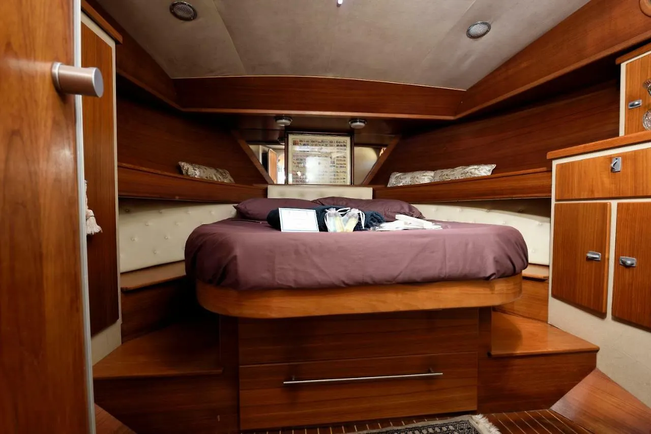 فندق أرباتاكْسْفي  Blue II Yacht بوتيل