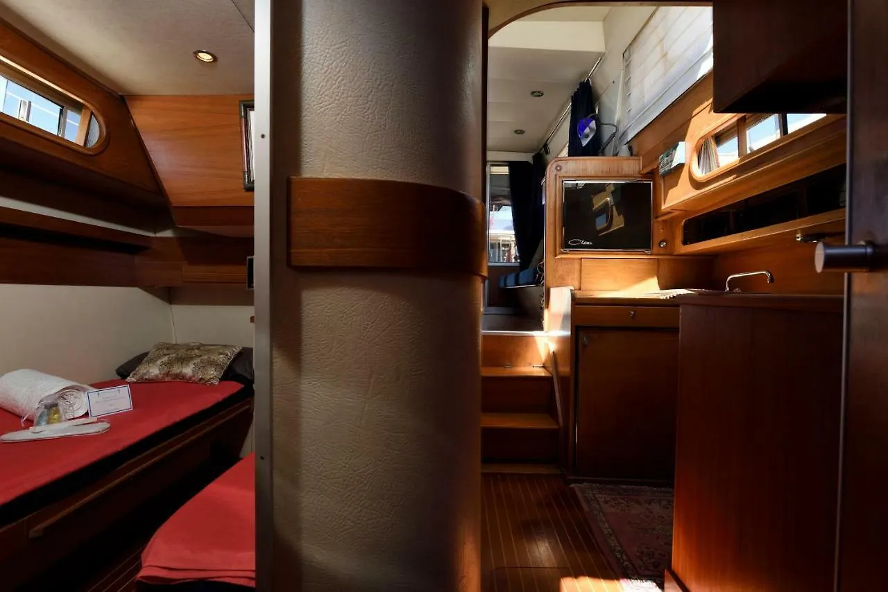 بوتيل فندق أرباتاكْسْفي  Blue II Yacht